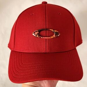 Oakley Tincan Cap  Red multicolored Curved Brim Wicking Sweatband S/M NWOT New